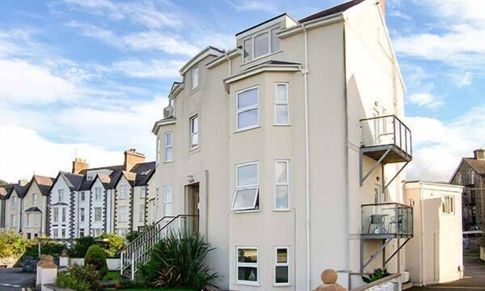 Llanfairfechan Apartment | GWYLANEDD ONE, family friendly in Llanfairfechan