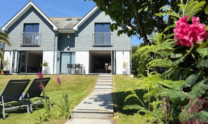 Maenporth House | Gylly Beach Falmouth Sleeps 8 only 2 minutes walk to the beach