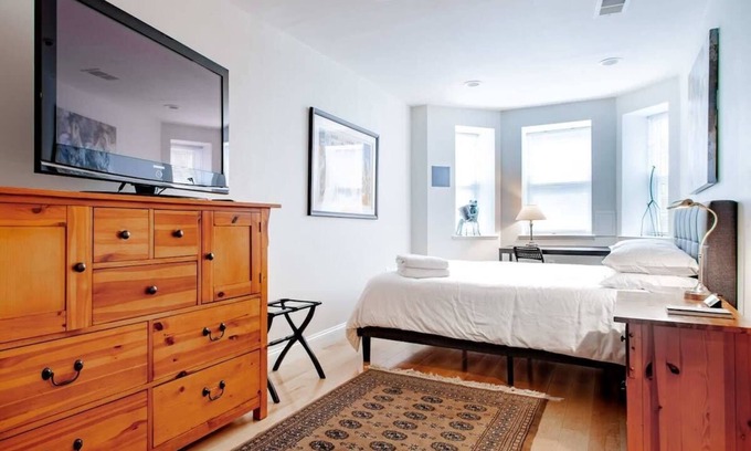 Stanton Park House | H St. Suite 2-BR/DC Streetcar/Union Station