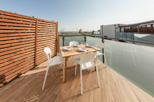 Santo Stefano al Mare Apartment | H11 [Luxury 12B] Porto - Piscina - Jacuzzi