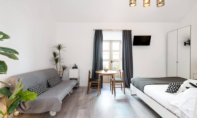 La Merced Apartment | H2M Hiniestrosa Studio french Balcony AACC WIFI