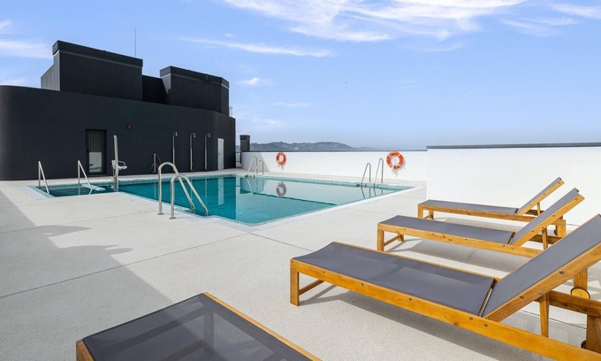 Palma-Palmilla Apartment | H2M Urban Sky Terrace & Pool & Gym