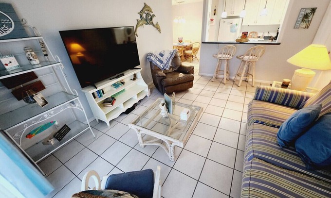 Demere Park Condo | H5, king and queen by lake