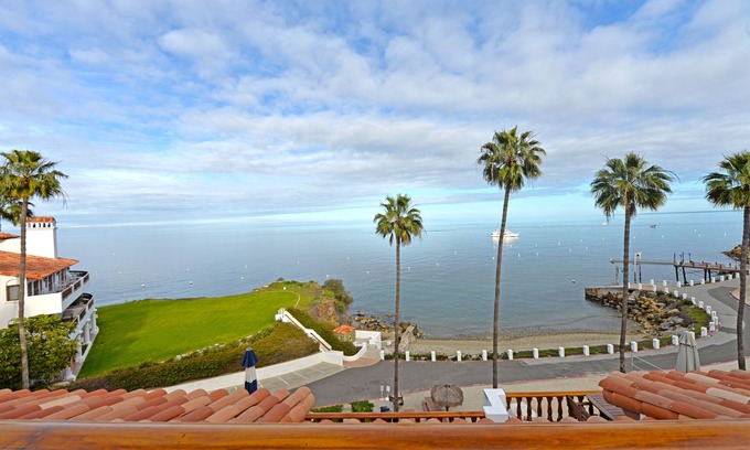 Avalon Condo | H890: Breathtaking ocean front villa, 2 Fireplaces, Cart, King Bed, VIEWS
