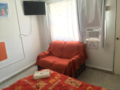 Leon House | Habitacion con aire acondicionado y sofa en Departamento en el Centro Estacionamiento