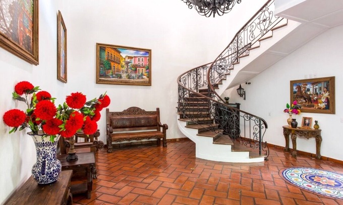 Ajijic Bed & Breakfast | Habitacion "La Bugambilias" in Casa Caroline Bella