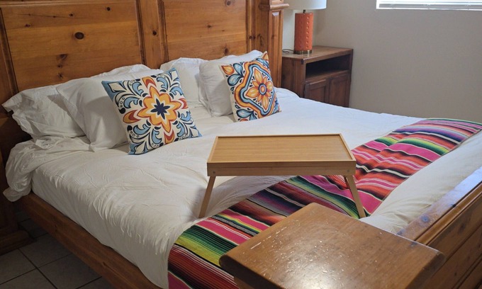 Mesilla House | Hacienda de Napoleon. 2 bedroom casita. 1 king and 1 queen. We love pets.