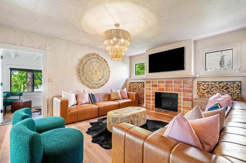 Flamingo Parks Apartment | Hacienda Flamingo Unit 2 - Expansive 3BR Retreat with Style & Comfort