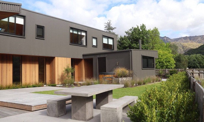 Arrowtown House | Haehaenui Retreat (with Stoked hot tub)