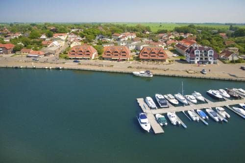 Wiek Apartment | hafennahe Ferienwohnung mit Balkon und Meerblick - Hafenhäuser Wiek Wohnung 06