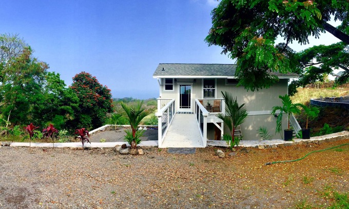Kailua-Kona House | "Hale Maluhia" - Cottage with expansive ocean views in central Kailua Kona.