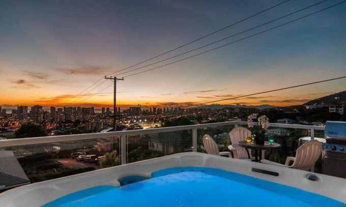 Waikiki House | Hale Ohana: The Ultimate 7BR/6BA Estate for Large Groups w/2 Hot Tubs!