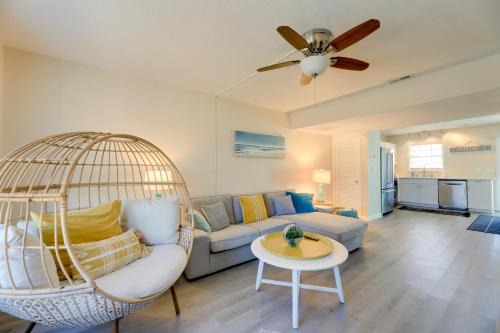 Atlantic Beach House | half Mi to Atlantic Beach Townhome with Balcony!