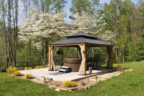 Maggie Valley House | Halfback Ridge-heart of Maggie Valley-hot tub-fenced pet area-gazebo-views