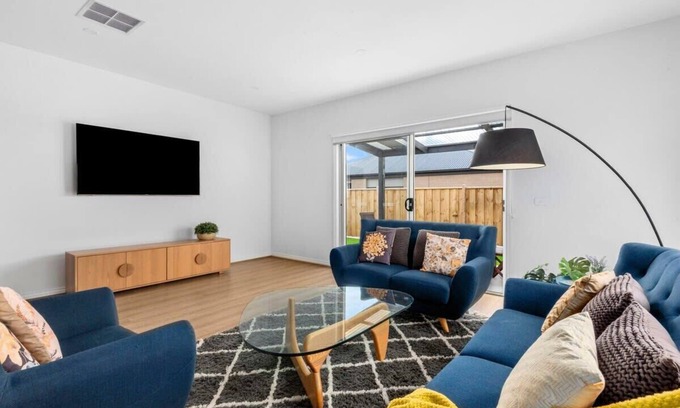 Mount Duneed House | Halfway Gem - 3BR Home Between Geelong & The Coast