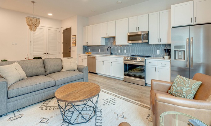 Historic Edgefield House | HALLEY HOUSE - MODERN DESIGN - MINS TO NISSAN STADIUM