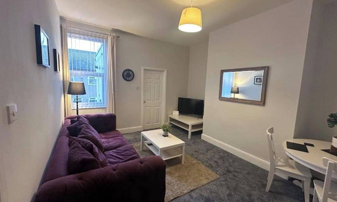 Blyth Apartment | Hambledon Downstairs Flat - Sleeps 3 -Pet friendly