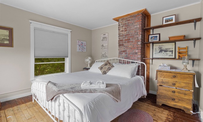 Waterford Valley House | Hamilton Hilltop Home|3 King Beds|Victoria Park