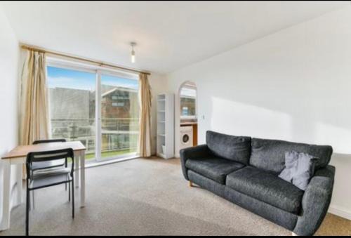 Feltham West Apartment | Hamlyn house