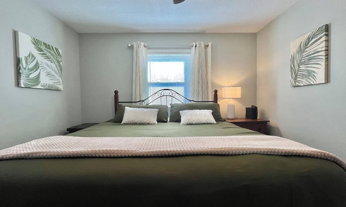 Hampstead House | Hampstead 3 bedroom house close to Wilmington: 2 living rooms and Fenced in Yard