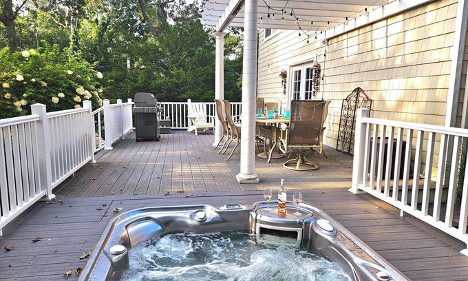 Hampton Bays House | Hampton Bays seashell Beach House with a superb location 3 houses from the bay