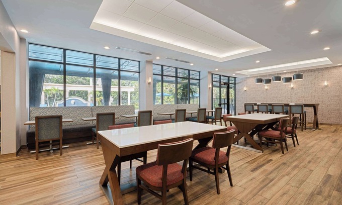Deerfield Beach Hotel | Hampton Inn Boca Raton-Deerfield Beach