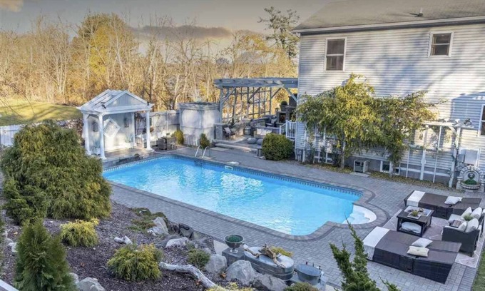 Glasco House | Hamptons on the Hudson in South Saugerties