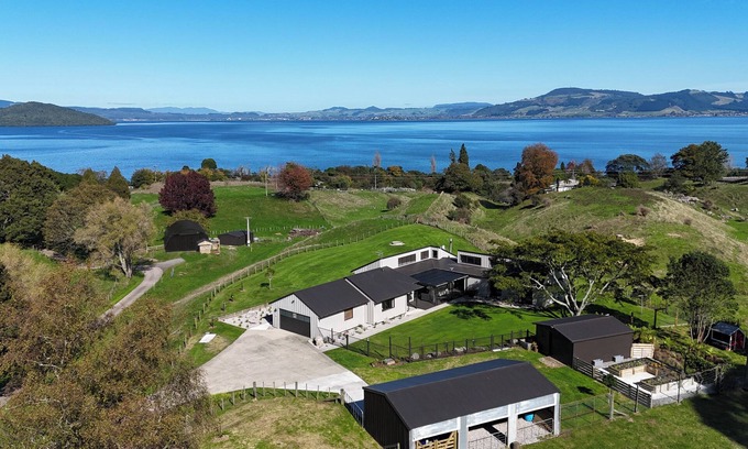 Hamurana House | Hamurana Lakeview Farmhouse Luxury Retreat 10 acre farm, Hamurana Luxury Lakeview Farmhouse w/anima.