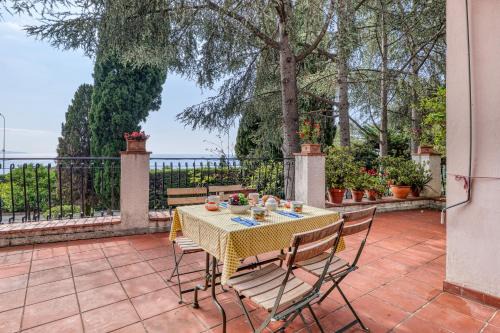 Latte Apartment | Hanbury Apt Pool And Sea - Happy Rentals