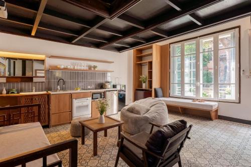 Hang Dao Apartment | HanoianHearths - SuperCenter - Spacious- Projector