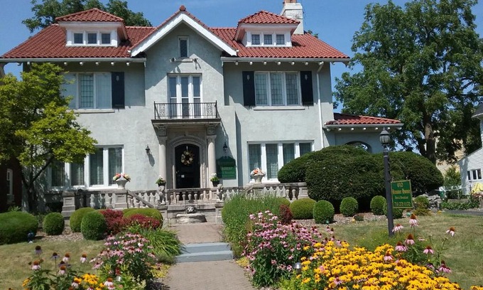 Downtown Niagara Falls Bed & Breakfast | Hanover House Bed and Breakfast