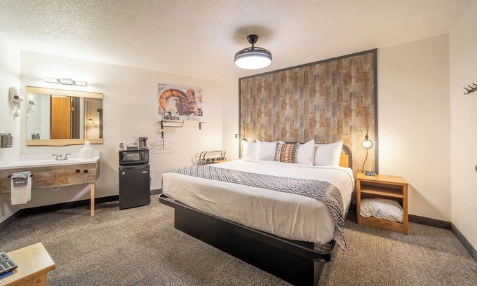Pinnacles Entrance Badlands House | Hansen Inn & Cabins, Room, Single King, Ground Floor, Dog Friendly, No Smoking