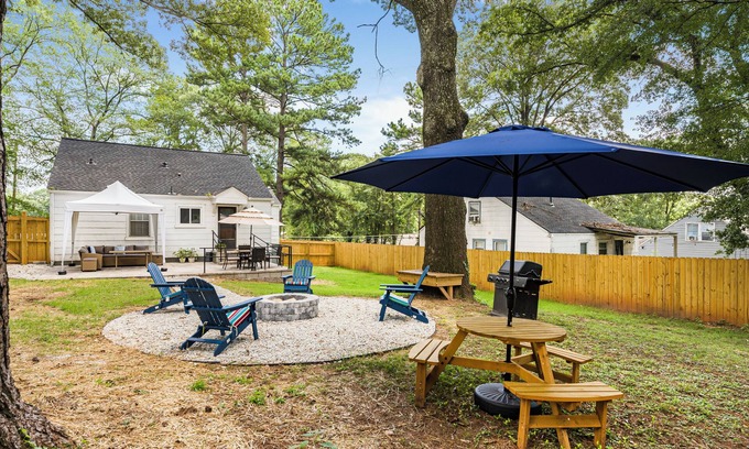Hapeville House | Hapeville Hideaway - Relaxing yard, airport nearby