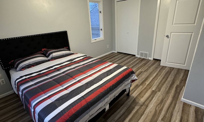 Brooklyn Center House | Happiness Hideaway: 6BR Tranquil Gem, 15min from Downtown Minneapolis