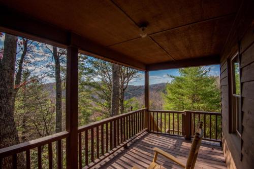 Fleetwood House | HappiNest- Hot Tub, Fire Pit, Mountain Views