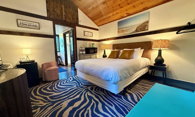 Eureka Springs Historic District Cabin | Happy Hideaway in our charming cabin in historic Eureka Springs with jacuzzi tub