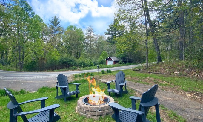 Highlands House | Happy Hiker, Nearby hiking, NEW FIREPIT, Modern renovation, Dog Friendly