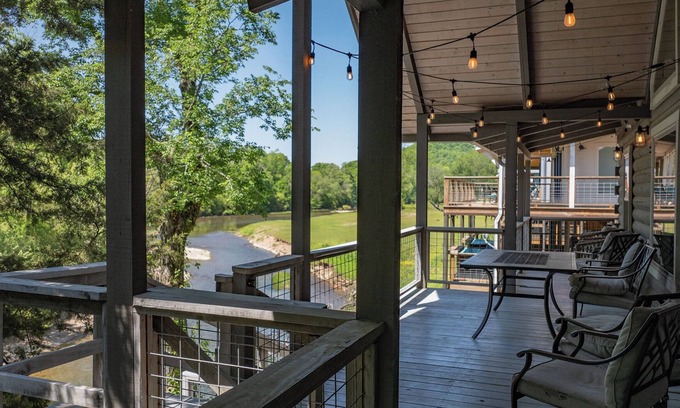Glenwood House | Happy Times on the Caddo: Sleeps 8 + Hot Tub!