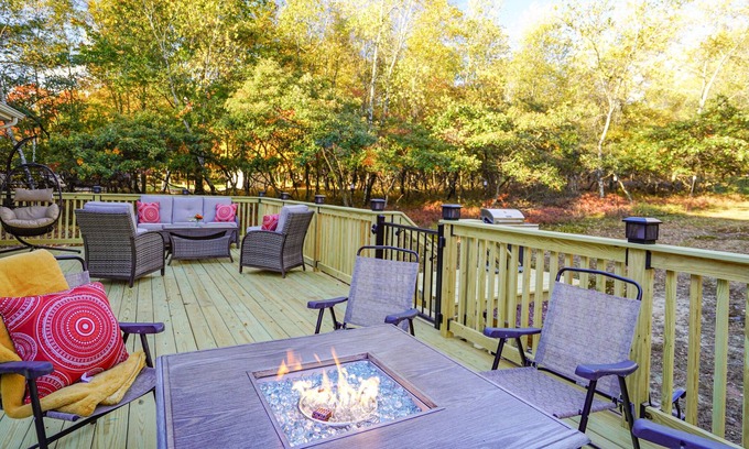 Tunkhannock Township House | Happy Trails w/ 5 Lakes -Beautiful 4BD in Poconos
