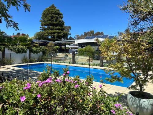 White Hills Hotel | Happy Wanderer Motel Bendigo CHILDREN NOT PERMITTED over 18s only
