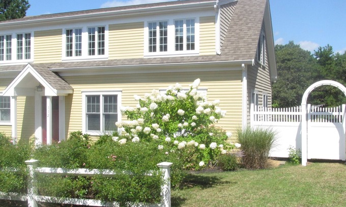 West Chatham House | Happy Yellow House - Family and pet-friendly; walkable to Ridgevale Beach