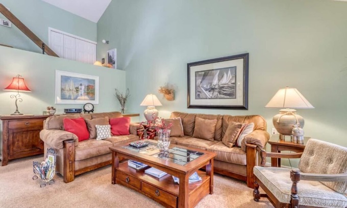 Harbor Springs Condo | Harbor Cove condo w/fireplace and Lake Michigan Beach!