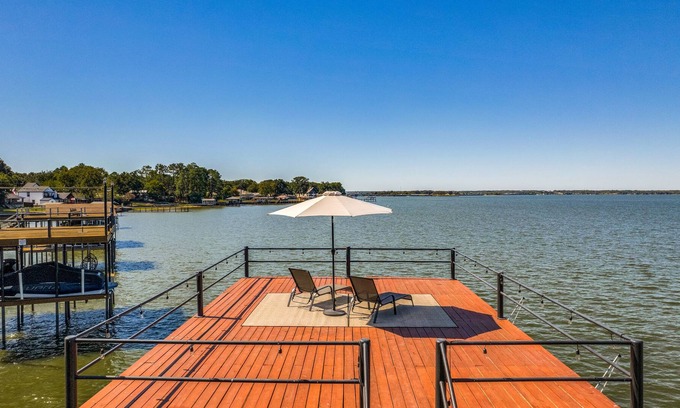 Gun Barrel City House | Harbor House on Cedar Creek Lake w Boat Dock & Hot Tub