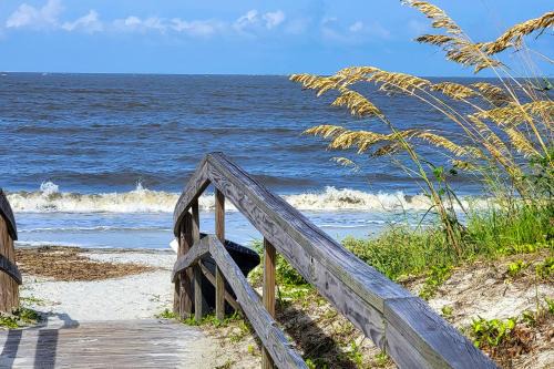 Oceanmarsh Subdivision Apartment | Harbor Island Condo with Pool Access Walk to Beach!