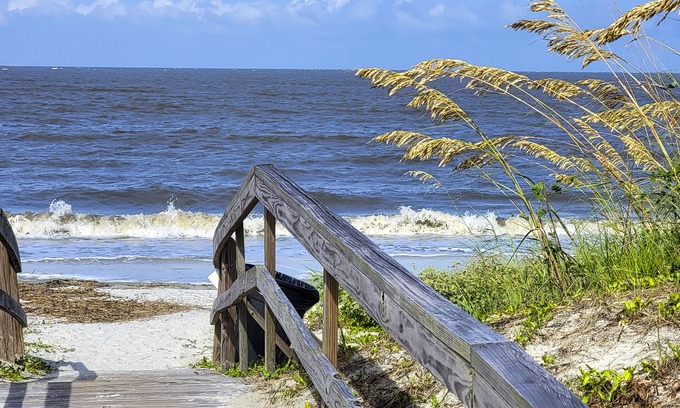 Oceanmarsh Subdivision Condo | Harbor Island Condo w/Pool Access: Walk to Beach!