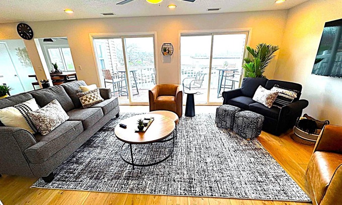 Huron Condo | Harborview 3-7-4 on Main