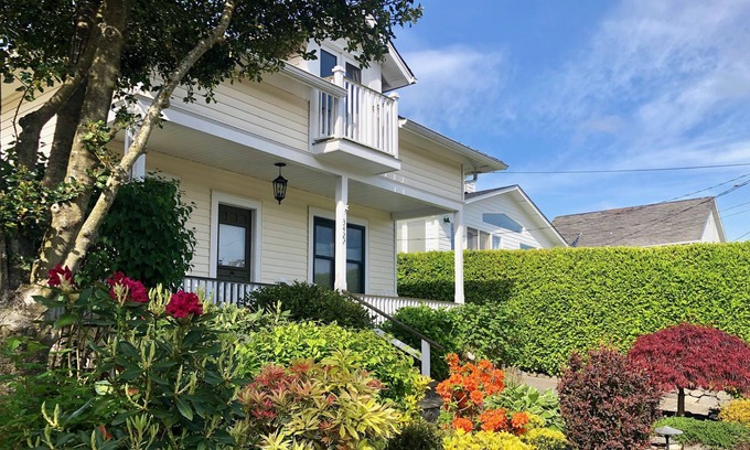 Gig Harbor Cottage | Harborview Cottage, located in the middle of everything Gig Harbor has to offer.