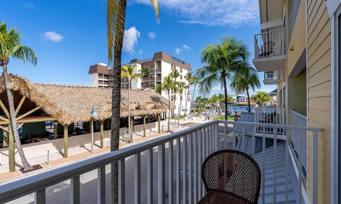 Fort Myers Beach Apartment | Harbour House at the Inn 203