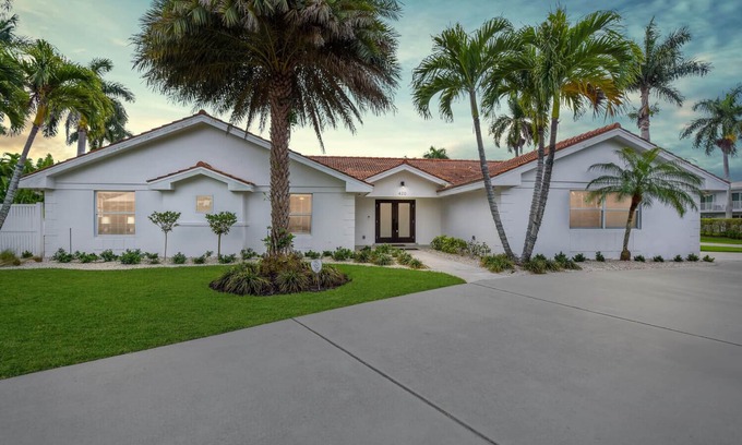 Moorings House | HARBOUR HOUSE - Newly Renovated Pool Home Walking Distance to Beach!