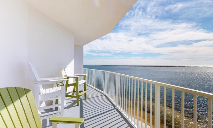 Ono Island Apartment | Harbour Pointe 703